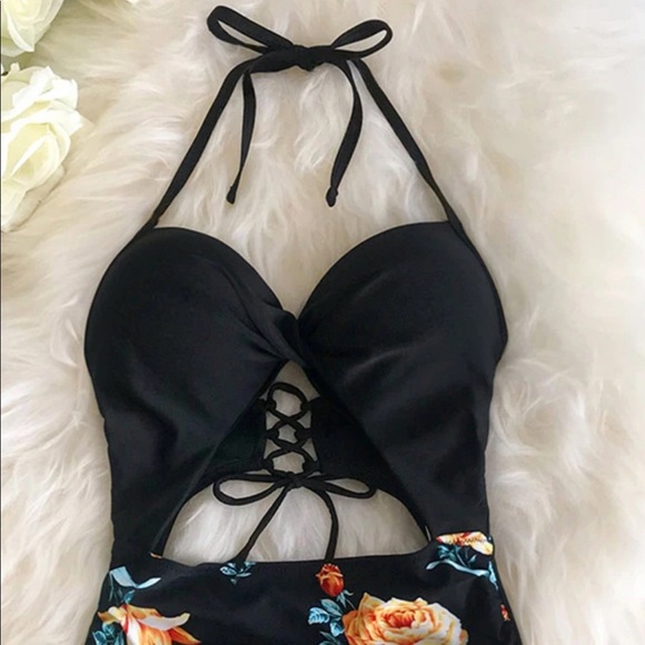 Cupshe flattering one piece halter swimsuit - Picture 3 of 3